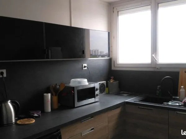Appartement T4 avec 3 chambres possible + cave et place de parking Commerces et parcs a proximité 4i
