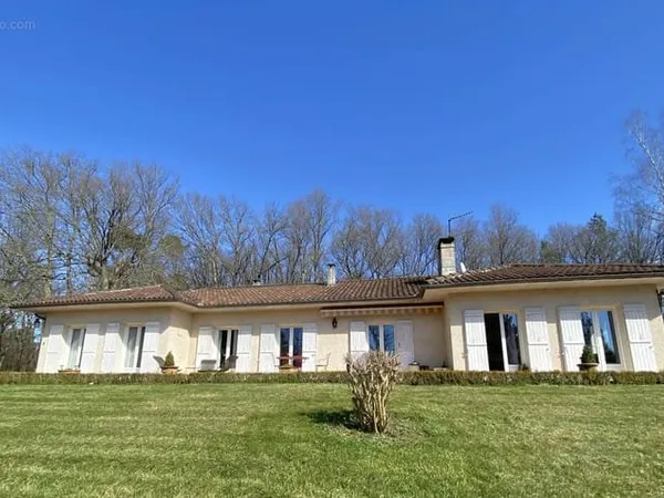 Périgueux, 10 minutes centre ville, Maison type 6 sur 4 hectares.