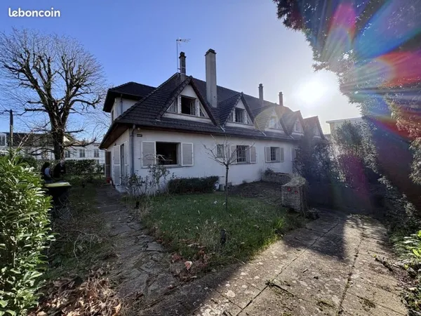 Maison 8 pièces 241 m²