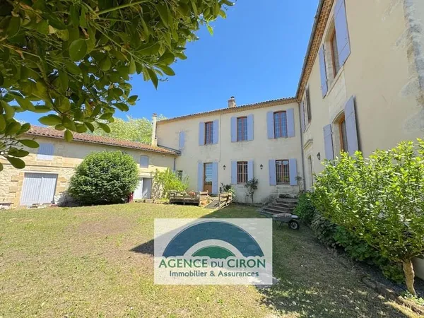 Ancien presbytère à rénover 234 m2 avec jardin paysagé