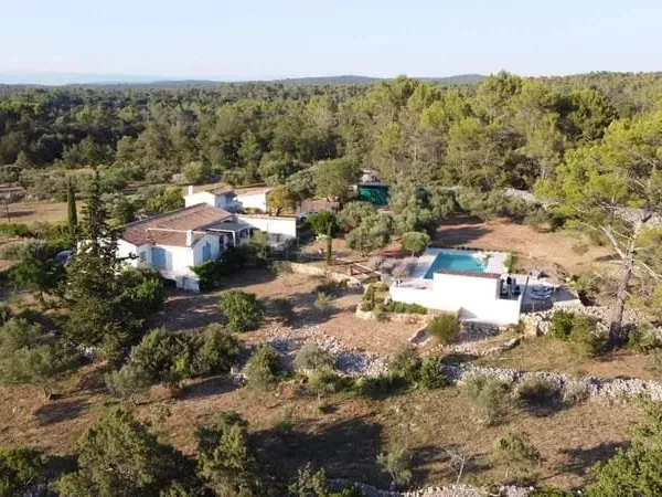 Magnifique mas provencal sur 2,4 hectares de terrain avec écurie