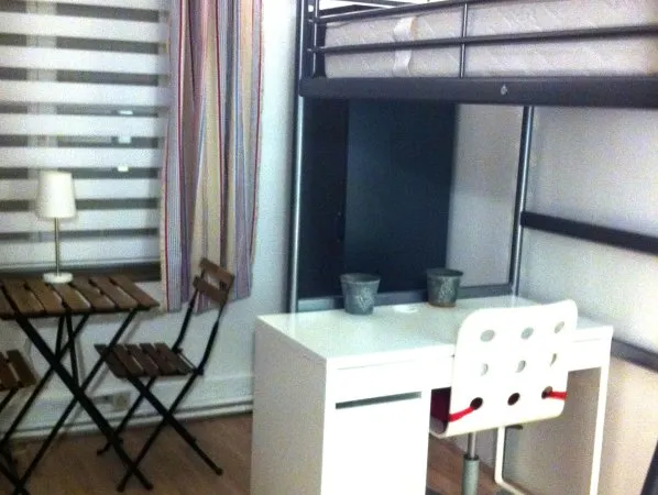 Petit studio "côté rue" recherche étudiant(e)