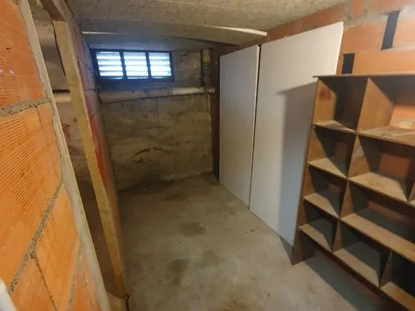 Grande Cave - Idéal pour stockage - Secteur Poincaré Grésilles - Avec branchement électrique