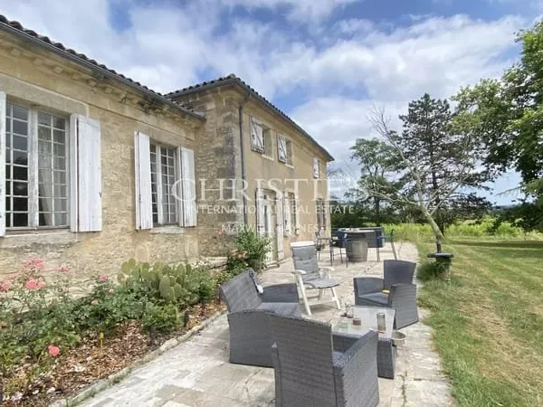 Maison familiale et dépendances au coeur de l'Entre-deux-Mers