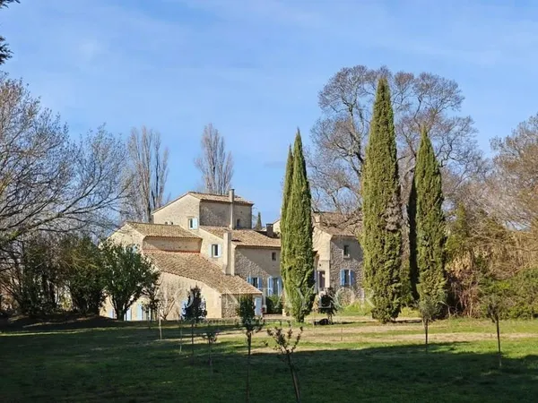 Bastide provençale de plus de 1 000 m², 23 ch dans un parc arboré de 3,7 hectares