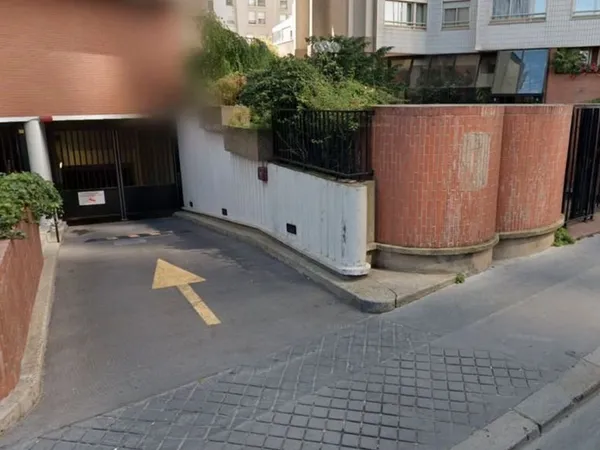 (Urgent) Double Parking - Montparnasse