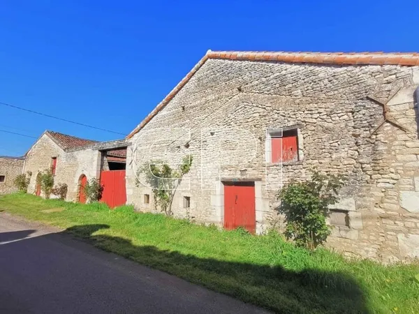 Réf 8155. La Tour Saint-Gelin. Ensemble de 4 bâtiments, 305 m?