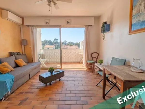Studio à 200m du port du Brusc 23m2 avec balcon et parking p