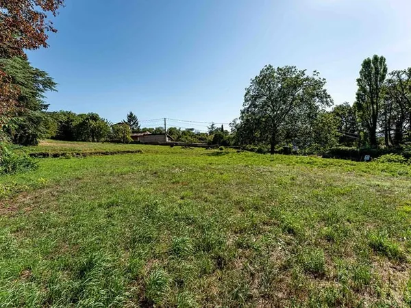 Terrain constructible de 1846 m2 orienté sud ouest