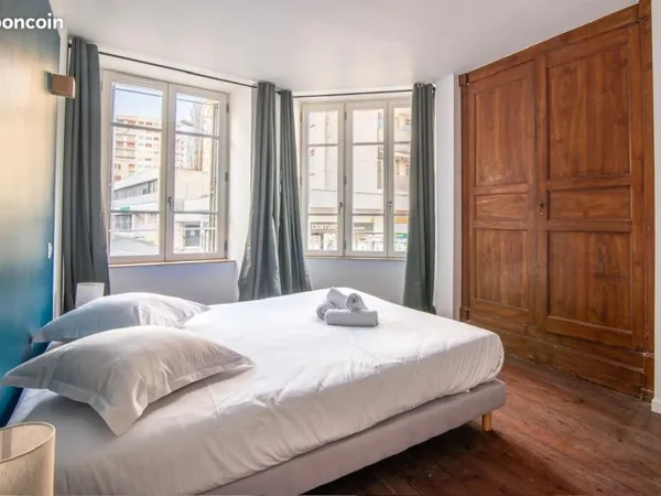 Studio à louer en colocation, avec salon, cuisine, et buanderie, communes à disposition, en hyper ce