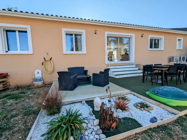 Villa plain pied récente avec jardin