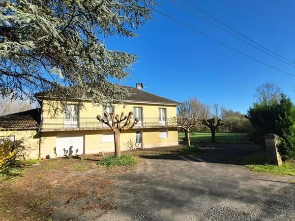 Maison avec 1.2ha, commerces et école accessibles à pied