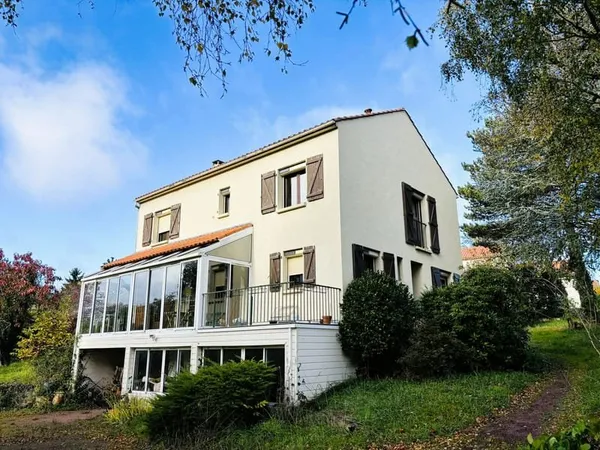 Maison familiale avec jardin .