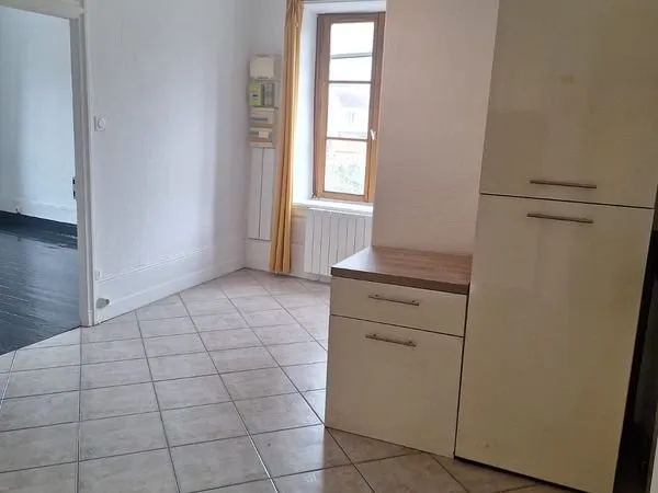 T2 - 43 m2 - craponne centre - parfait état - 2 parkings privatifs - A LOUER