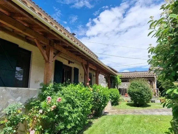 Jolie maison de village avec piscine et marre