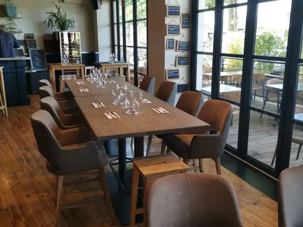 Restaurant bar