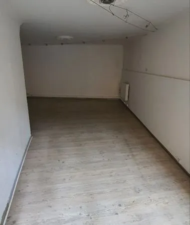 Local commercial plein centre