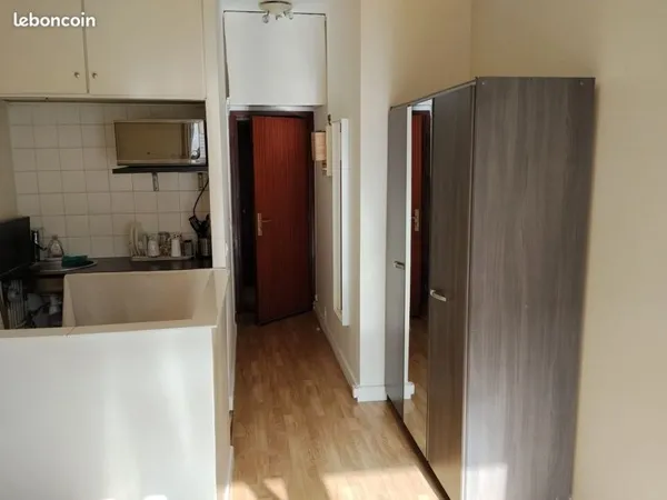Studio lumineux avec balcon - Résidence standing - Neuilly-sur-Seine