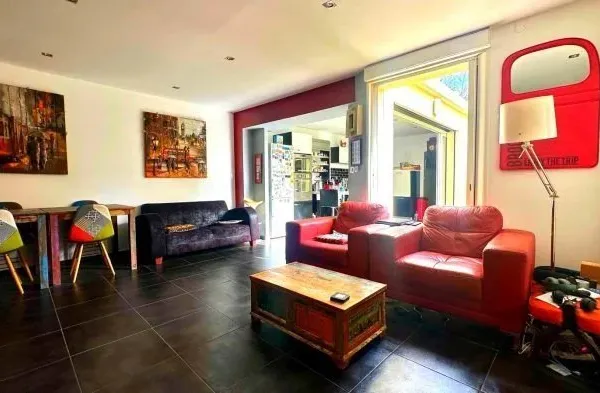 CHARMANT BAS DE MAISON DE VILLE AVEC PATIO