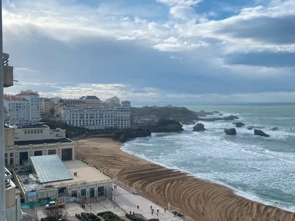T1 face à la grande plage avec balconnet