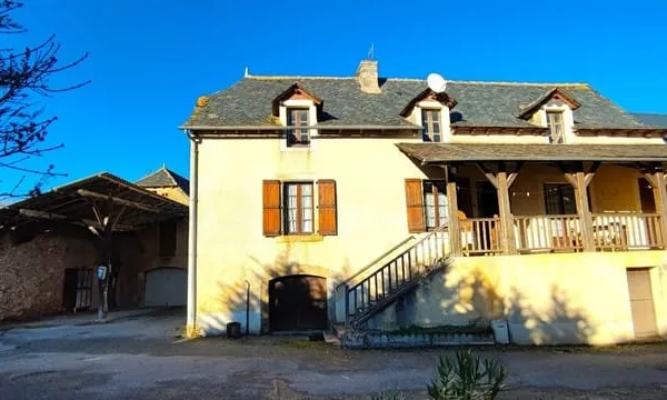 Maison de pays en pierre T4 avec dépendances