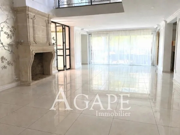 Demeure de prestige de 346m² avec piscine sur terrain 1555m²