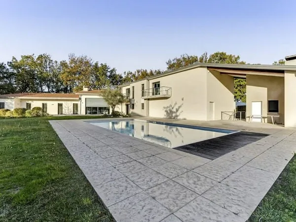 Maison 9 pièces 327 m²