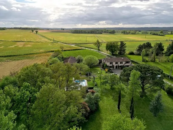 Maison de caractère avec 4 chambres sur 'environ 7318 m².
