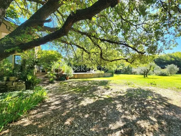 Batisse avec 5 chambres sur 3000m² de terrain avec piscine