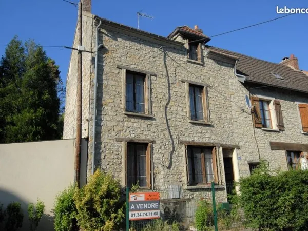 Maison en pierre rénovée de 3 chambres, sur cave, stationnement