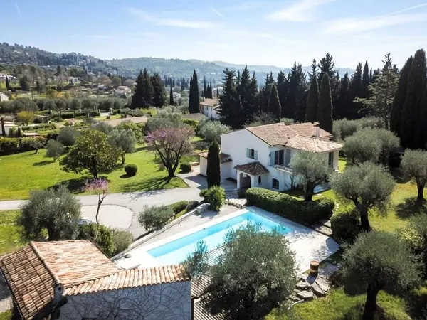 À vendre près de Chateauneuf Grasse - Villa 4/5 chambres avec studio