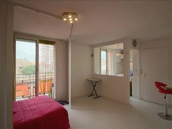 APPARTEMENT TYPE 1 DE 30 M2 AVEC PARKING PROCHE GARE SAINT J