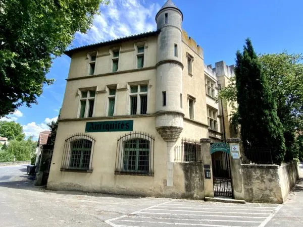 Château classé aux monuments historique au coeur de Pernes les