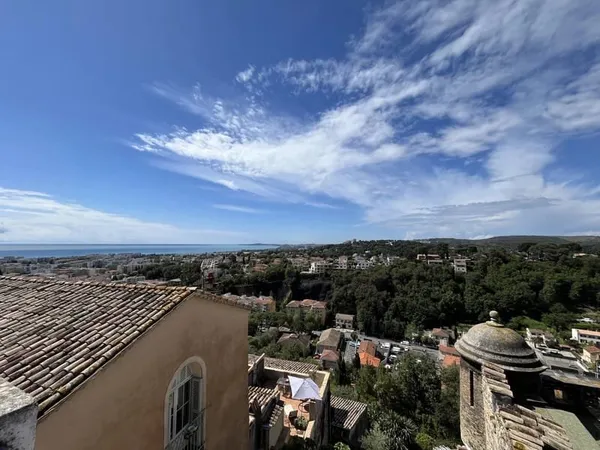 Haut De Cagnes, maison typique avec magnifique vue mer