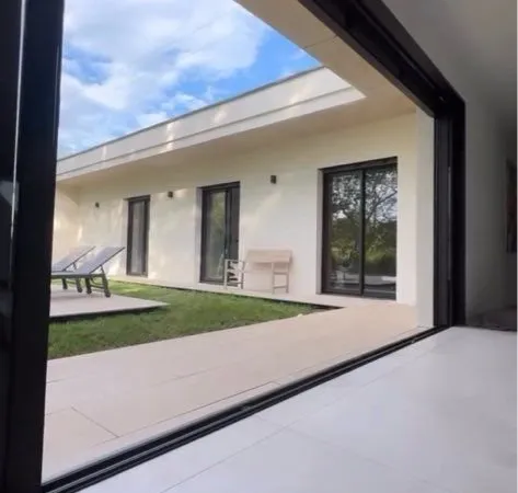 Maison contemporaine plain-pied 138 m² - 3 chambres - Prestations haut de gamme - 358 000