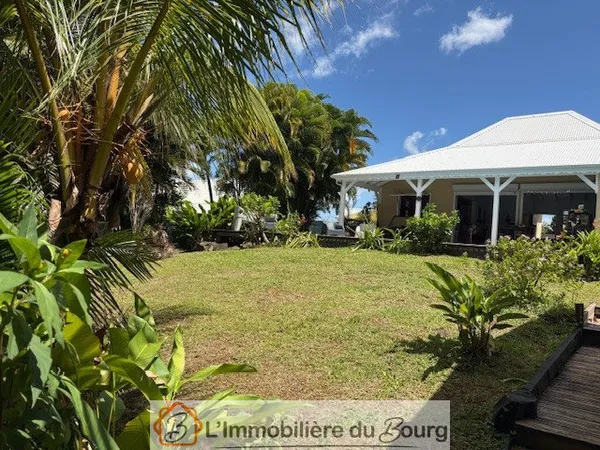 À VENDRE Superbe maison indépendante avec piscine et jardi