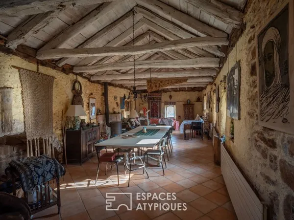 Ancienne magnanerie en pierre, rénovée, nichée dans un village du sud de l'Ardèche