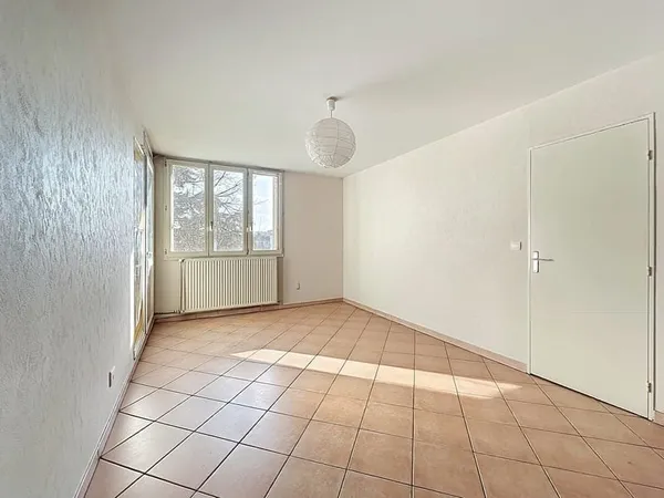 Un appartement lumineux, au calme, avec loggia plein Sud et