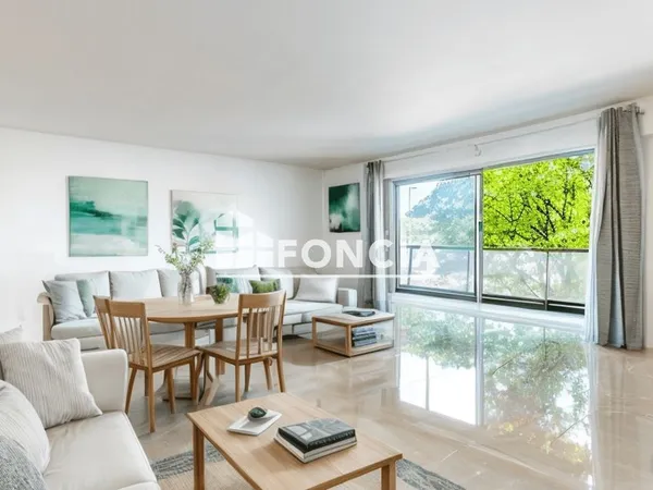 Proche Bois de Vincennes, appartement 4 pièces, double balcon, avec 2 places de stationnement