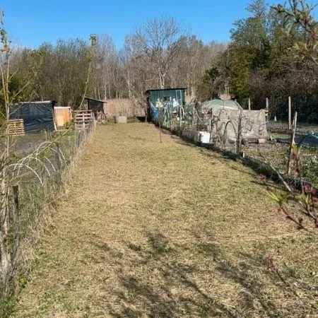 Jardin terrain potager 162 m2 Double entrée: sur rue en face avant et sur chemin indre face arrière 