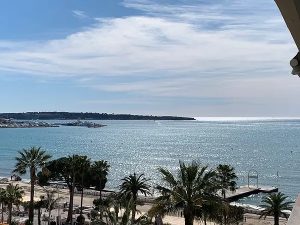 CANNES BANANE EMPLACEMENT No1 COMMERCE DE 200M2