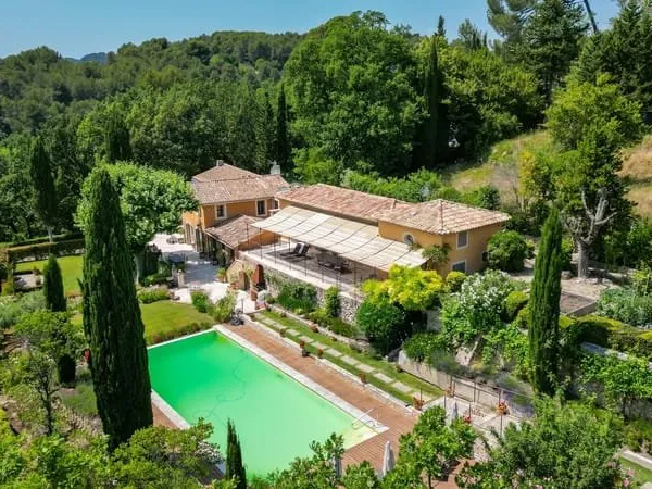 Maison 6 pièces 325 m²