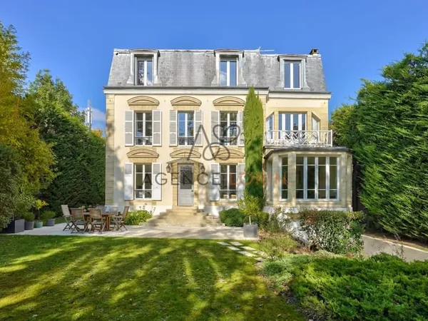Maison Le Vésinet - 250 m2 - 9 pièces