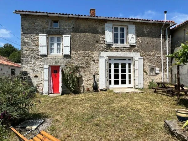 Jolie Maison de 3 Chambres avec Une Cour