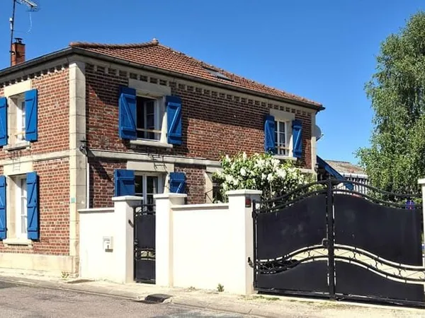 Belle Demeure ou Maison de Caractère de 161m² entièrement rénovée avec sa Cour de 100m² sécurisée, s