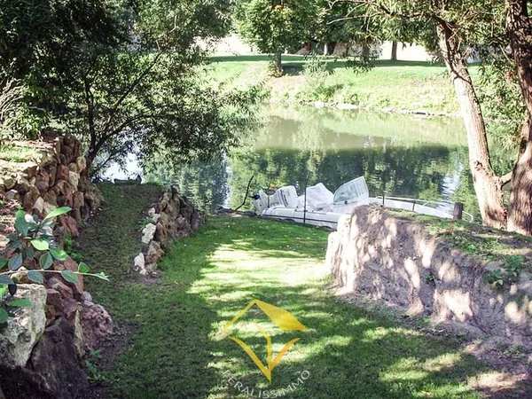 Sur une île privée accès par un pont dans un cadre enchanteu