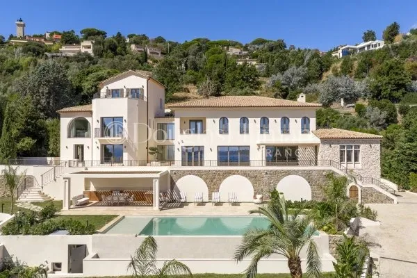 VALLAURIS - GOLFE JUAN - Villa entièrement rénovée avec vue mer & piscine à débordement