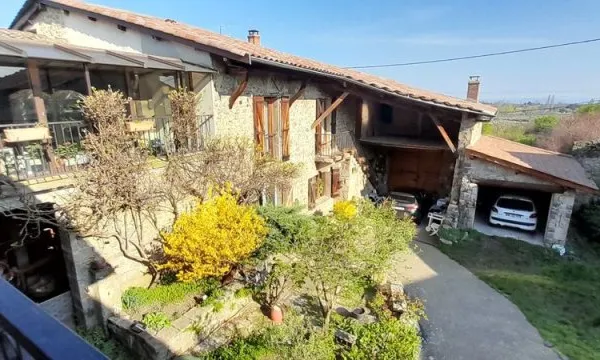 À 19 km de Lyon - Propriété de caractère avec fort potentiel