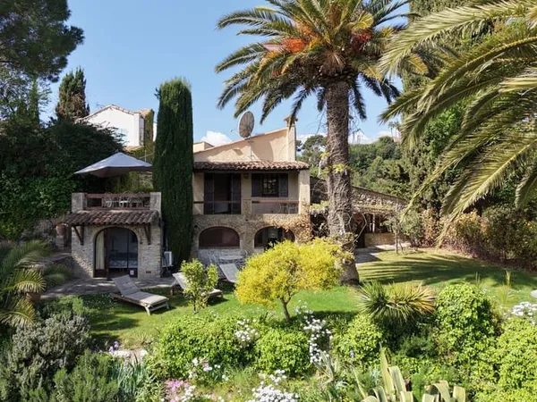 Haut de Cagnes mas authentique terrain garage vue mer