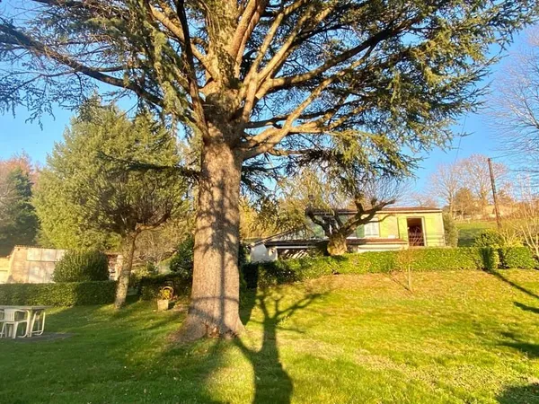 Maison familiale avec terrain attenant et dépendance